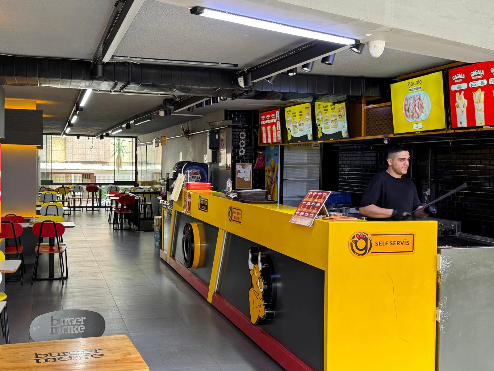 Gagala Burgermake iç mekân ve servis alanı