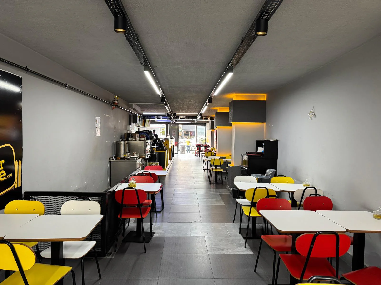 Gagala Burgermake iç mekân oturma alanı