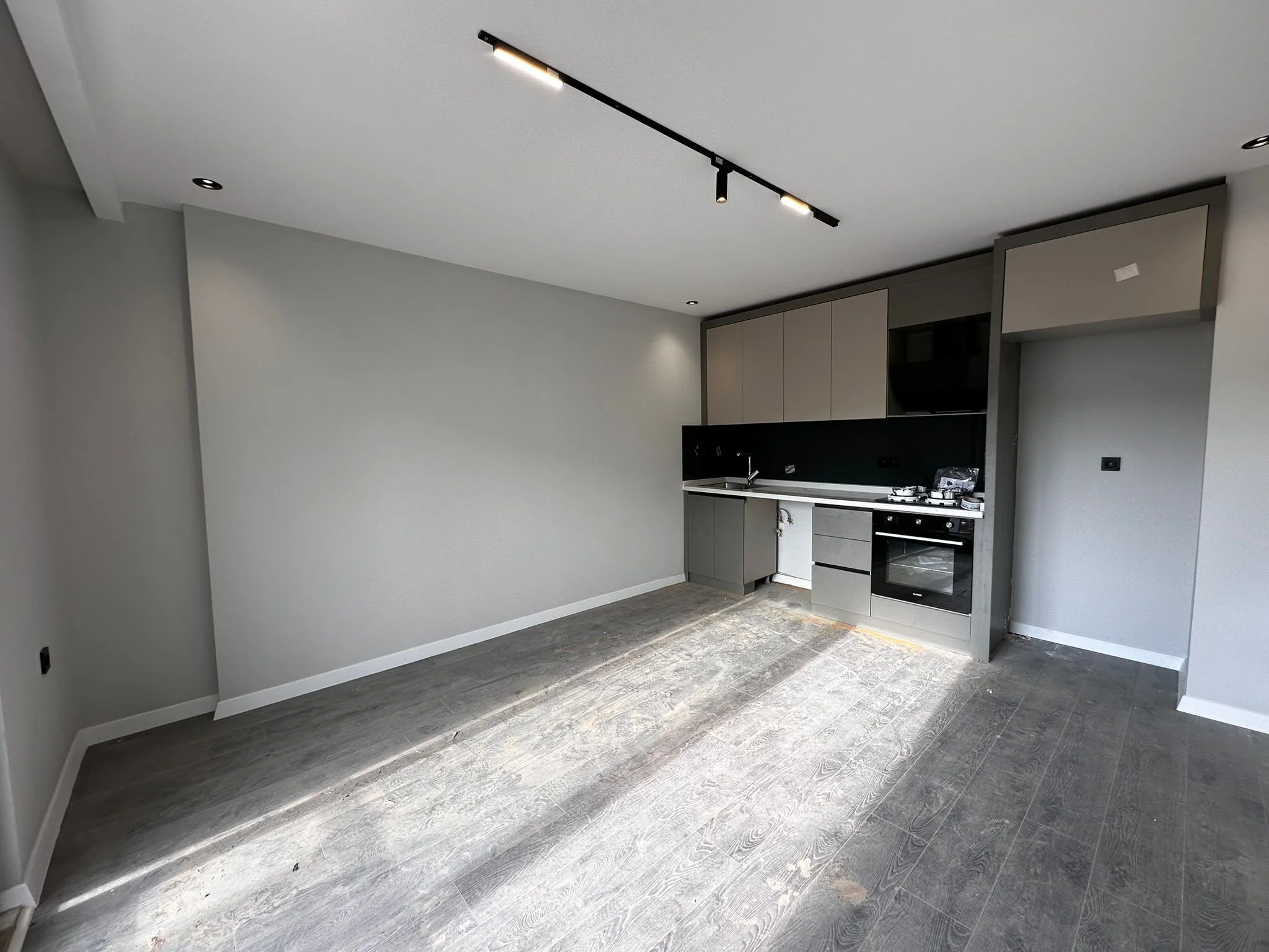 Proje 1 salon ve açık mutfak görünümü