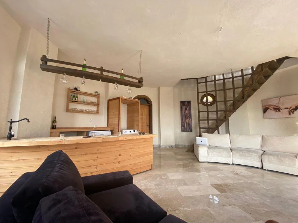 Proje 4 bar ve salon görünümü