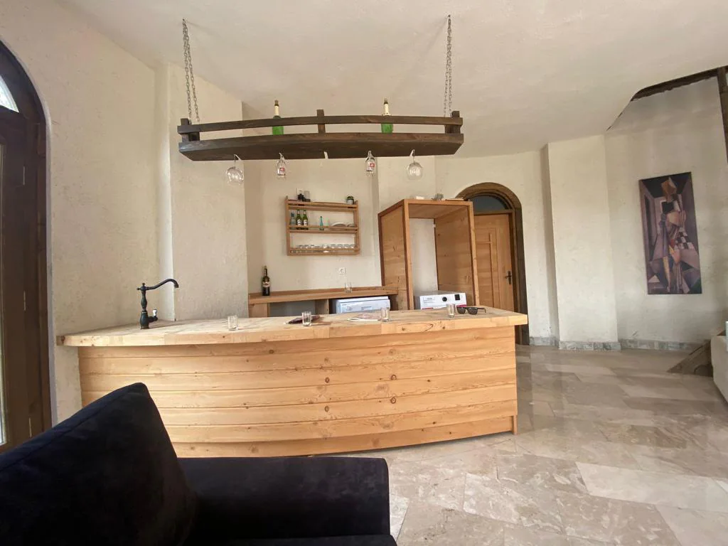 Proje 4 ahşap bar alanı