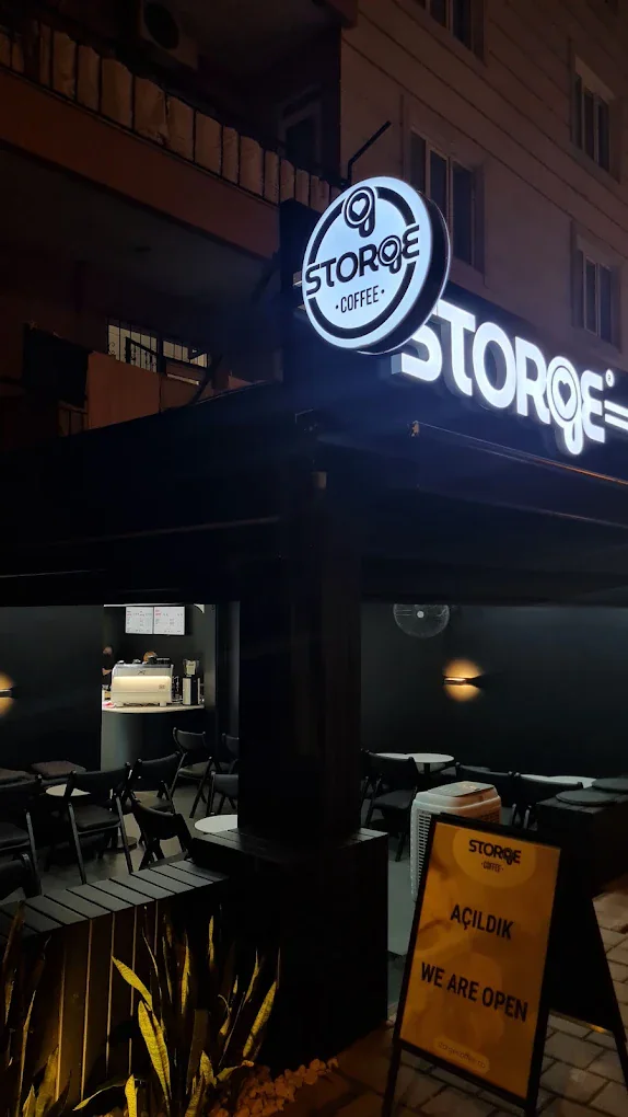 Storge Coffee Konyaaltı şubesinin gece görünümü ve tabelası